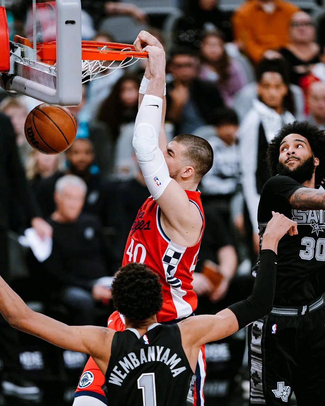 包含里程碑夜！洛杉矶快船战术微调，NBA总决赛加时末段刷纪录，气氛紧张，赛季目标并未改变的词条