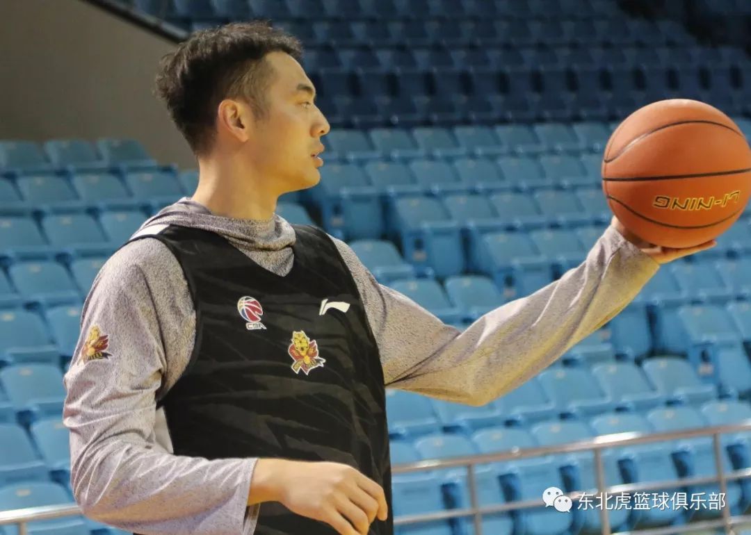 金州勇士训练开放日，集结日调整名单引欢呼，CBA季后赛在即，阵容厚度经受考验的简单介绍